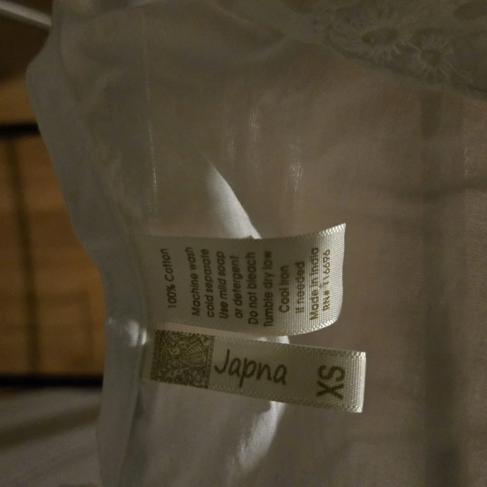 White Eyelet Women's Top Size XS - Picture 4 of 5